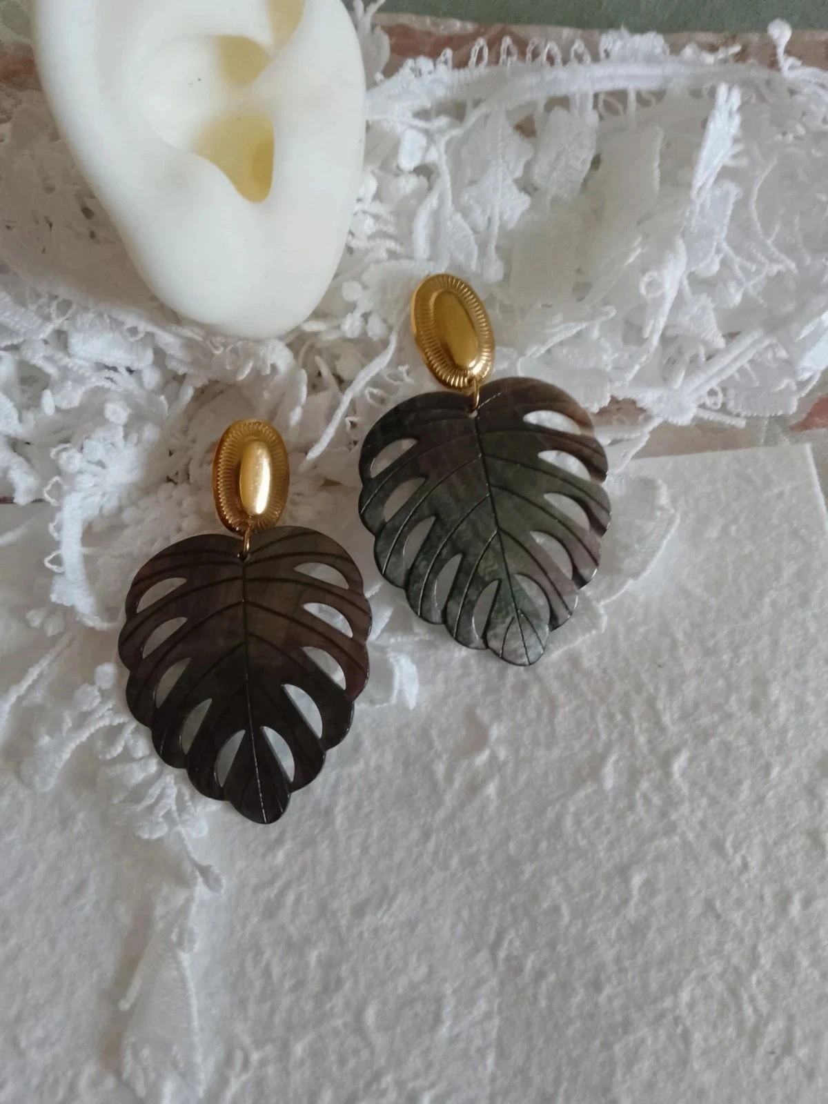 Pendientes de hojas de nácar gris natural – photo 2